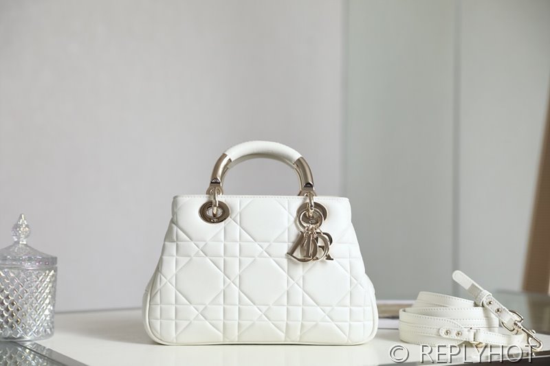 디올 Lady 95.22 백 화이트 [매장가 830만원대]