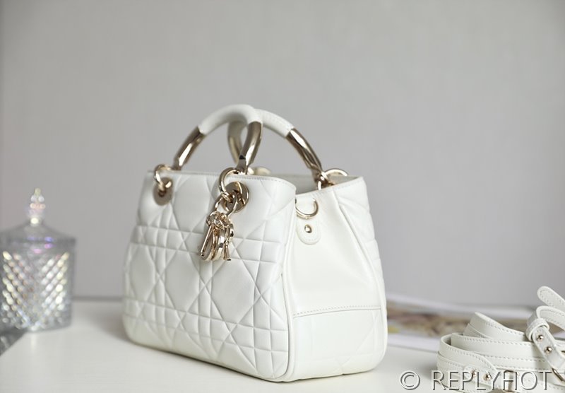 디올 Lady 95.22 백 화이트 [매장가 830만원대]