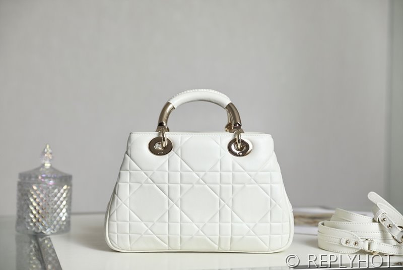 디올 Lady 95.22 백 화이트 [매장가 830만원대]