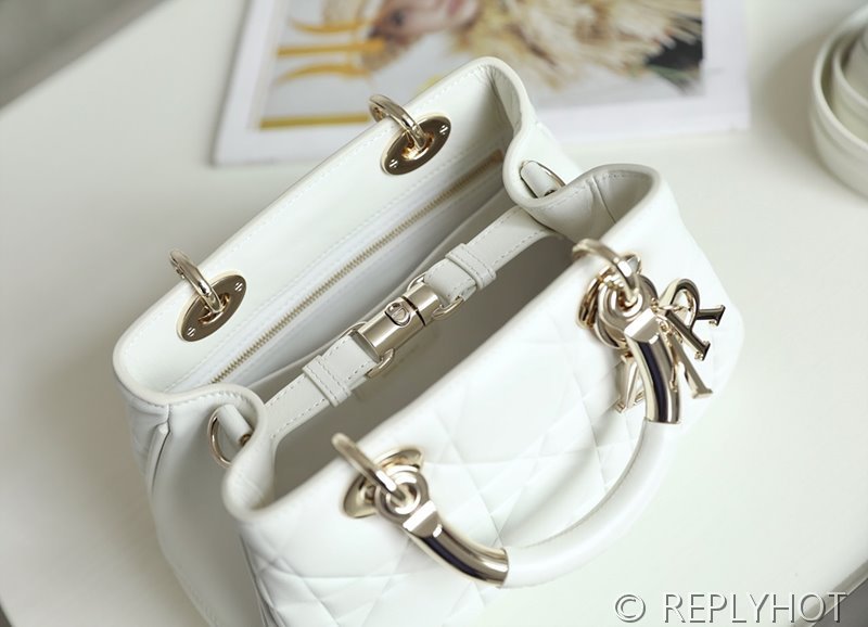 디올 Lady 95.22 백 화이트 [매장가 830만원대]