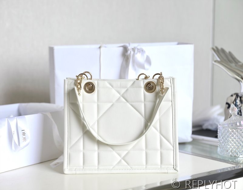 디올 에센셜 Book Tote 토트 백 스몰 / 화이트 [매장가560만원대]