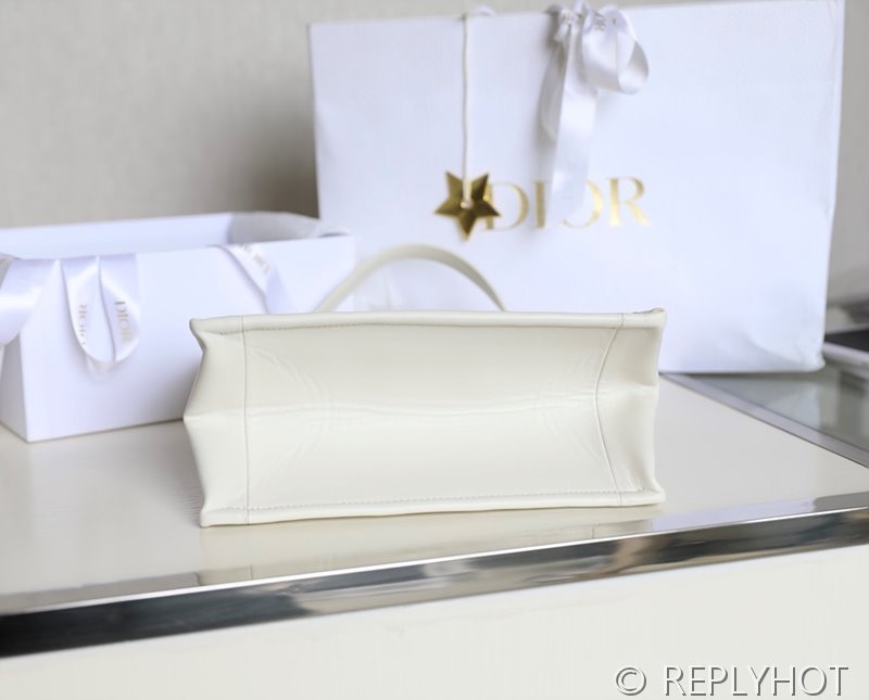 디올 에센셜 Book Tote 토트 백 스몰 / 화이트 [매장가560만원대]