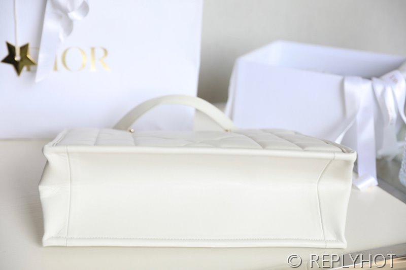 디올 에센셜 Book Tote 토트 백 미디움 / 화이트 [매장가590만원대]