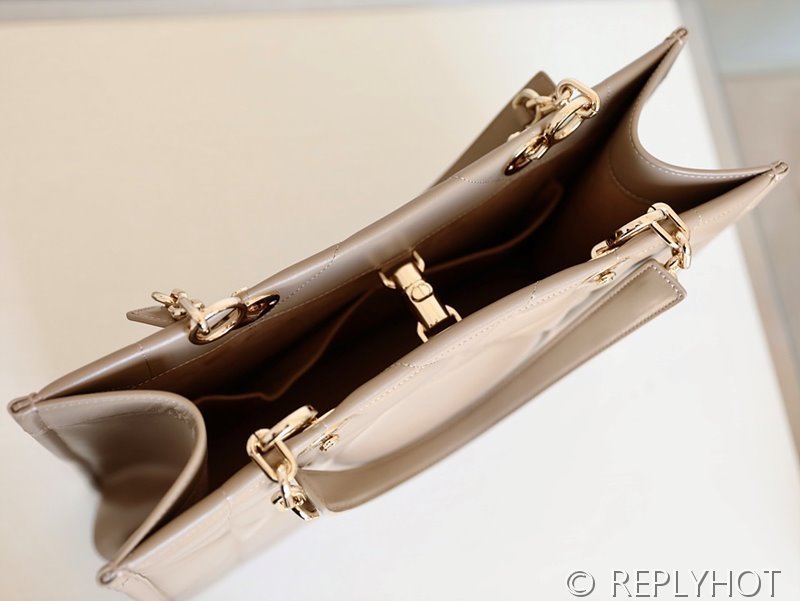 디올 에센셜 Book Tote 토트 백 미디움 / 샌드 [매장가590만원대]