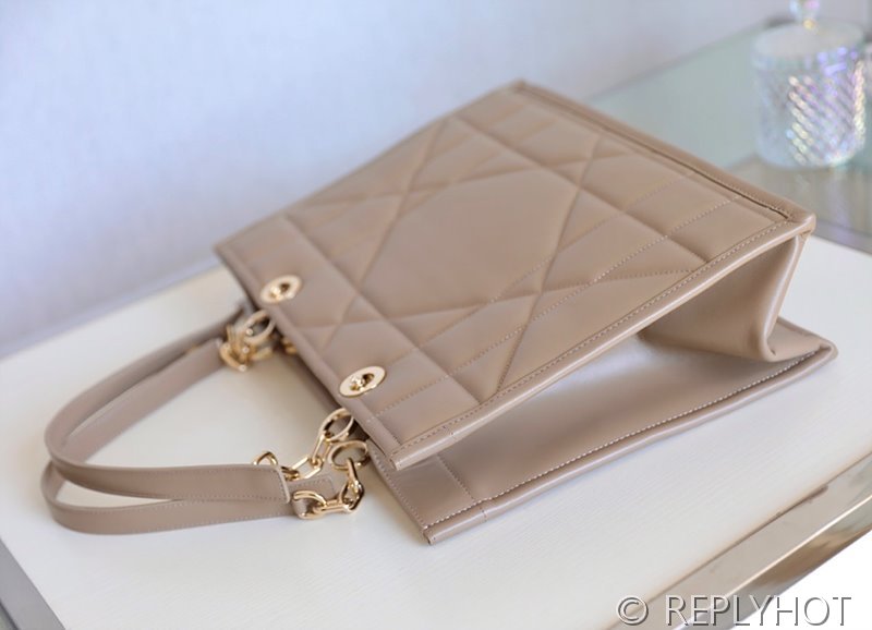 디올 에센셜 Book Tote 토트 백 미디움 / 샌드 [매장가590만원대]