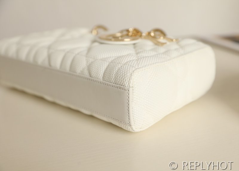 디올 Lady D-Joy 미디엄백 화이트 스웨이드 [매장가 740만원대]