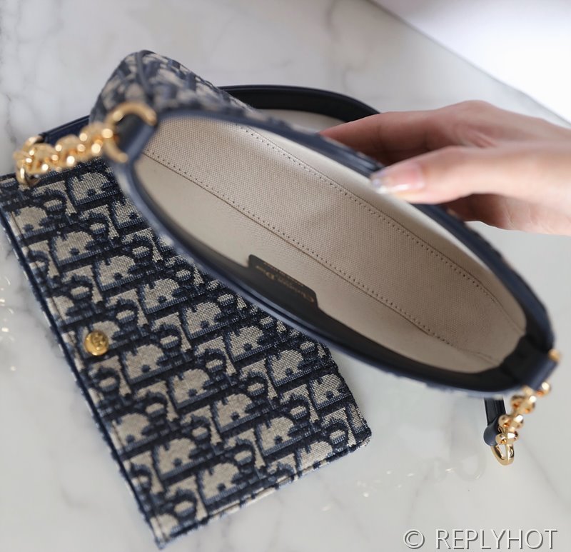 디올 오블리크 파우치