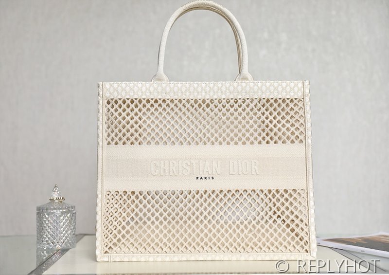 디올 북 토트 백 / 라지 / 오프화이트 메쉬 [매장가490만원대]