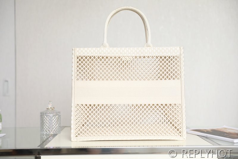 디올 북 토트 백 / 라지 / 오프화이트 메쉬 [매장가490만원대]