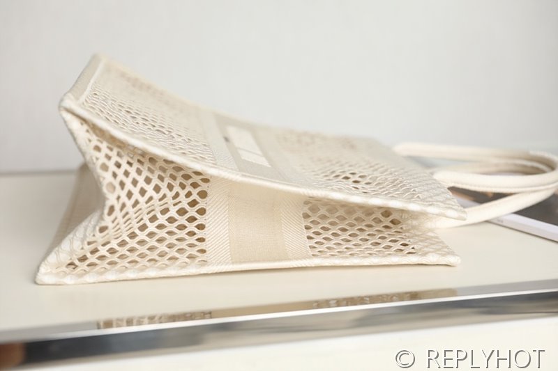 디올 북 토트 백 / 라지 / 오프화이트 메쉬 [매장가490만원대]