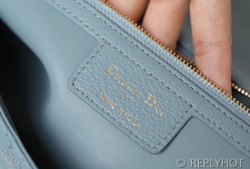 디올 Dior Caro 라지 백 / 스카이블루 [매장가 640만원대]