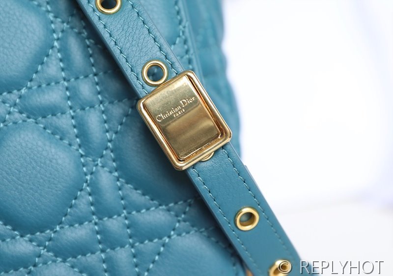 디올 Dior Caro 라지 백 / 딥씨블루 [매장가 640만원대]