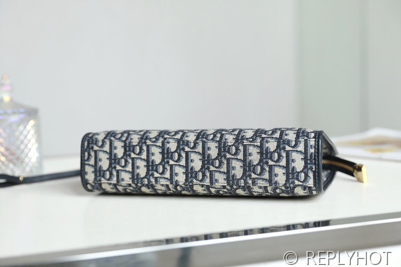 디올 30 Montaigne 미디엄 파우치 [매장가 145만원대]