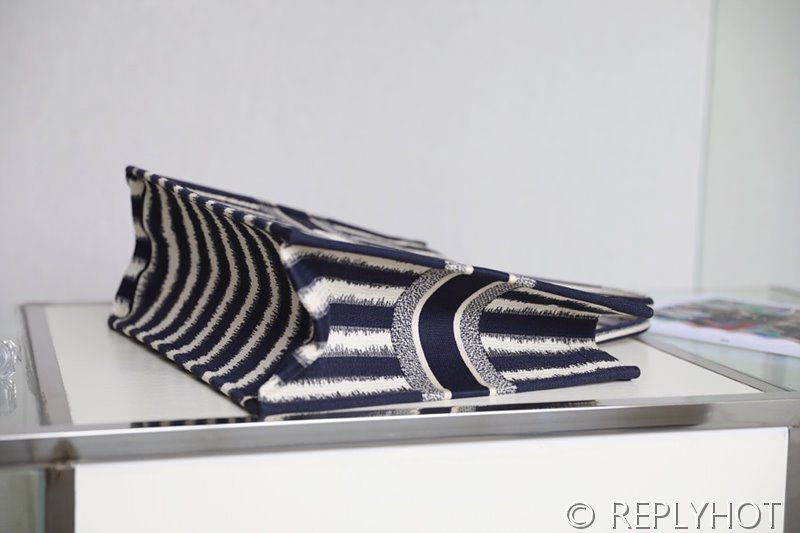 디올 북 토트 백 / 라지 / 스트라이프 [매장가490만원대]