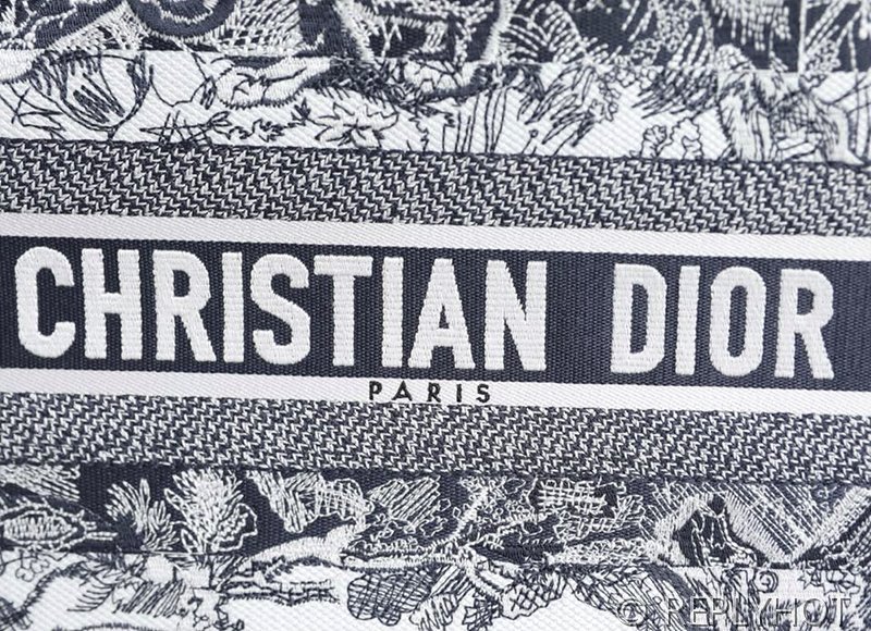 디올 북 토트 백 / 라지 / 블랙타이거 [매장가490만원대]