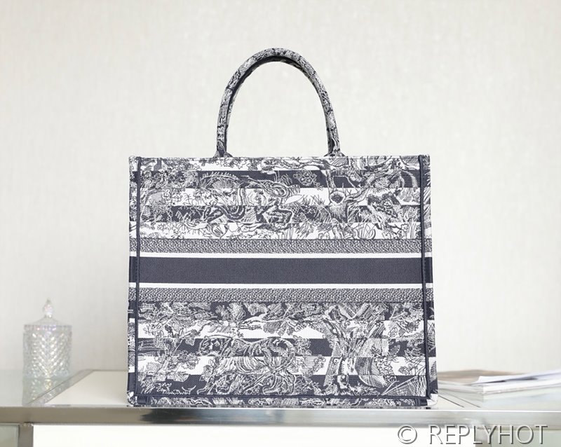 디올 북 토트 백 / 라지 / 블랙타이거 [매장가490만원대]