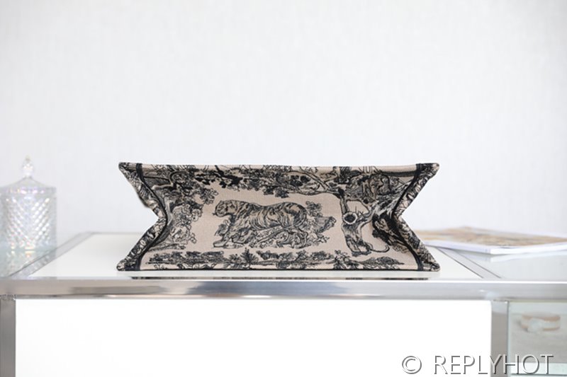 디올 북 토트 백 / 라지 / 브라운타이거 [매장가490만원대]