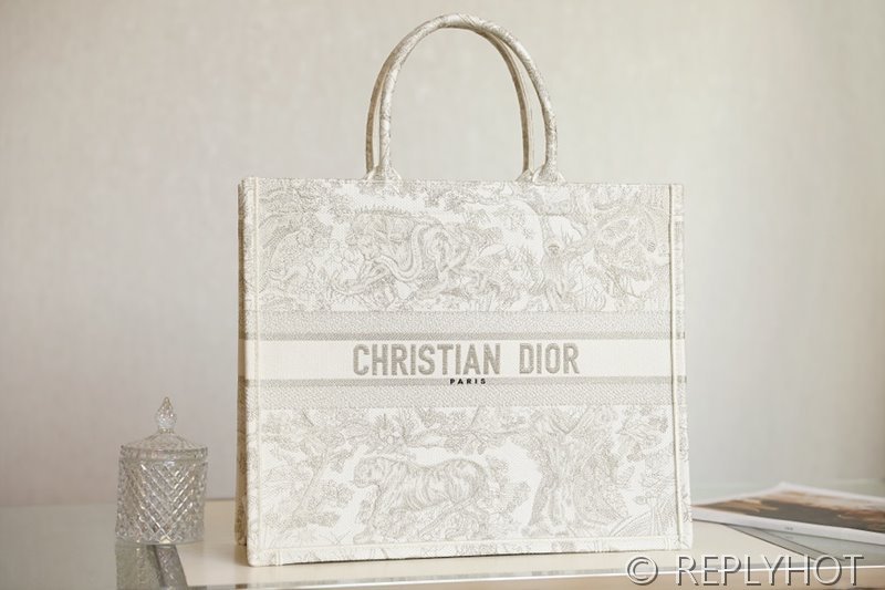 디올 북 토트 백 / 라지 / 메탈라인 타이거 화이트 [매장가490만원대]