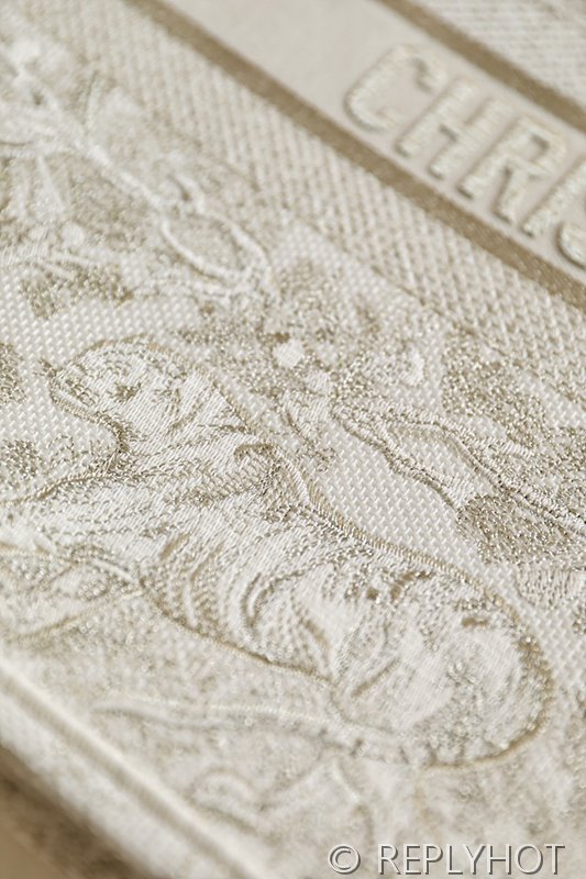 디올 북 토트 백 / 라지 / 메탈라인 타이거 화이트 [매장가490만원대]