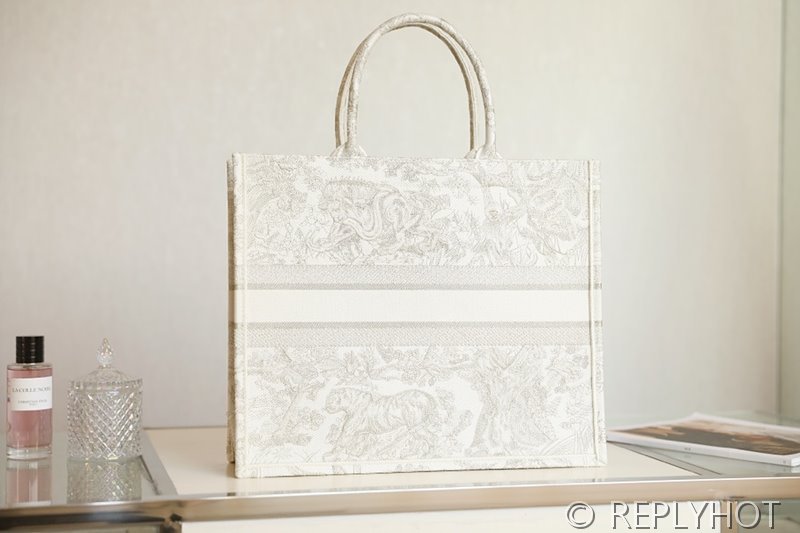 디올 북 토트 백 / 라지 / 메탈라인 타이거 화이트 [매장가490만원대]