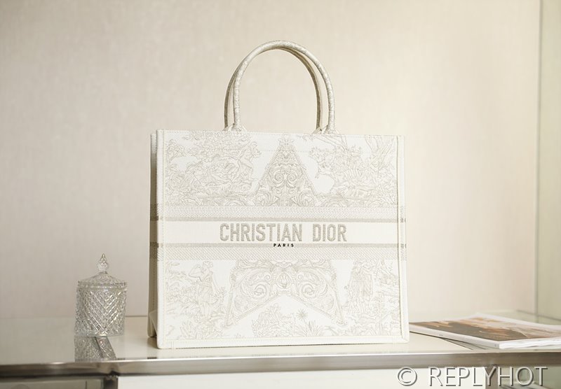 디올 북 토트 백 / 라지 / 메탈 아울 [매장가490만원대]