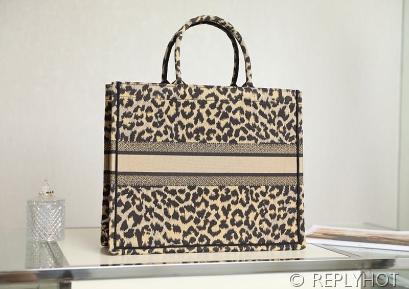 디올 북 토트 백 / 라지 / 레오파드 [매장가490만원대]