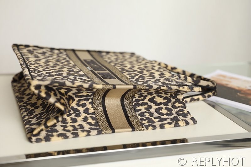 디올 북 토트 백 / 라지 / 레오파드 [매장가490만원대]