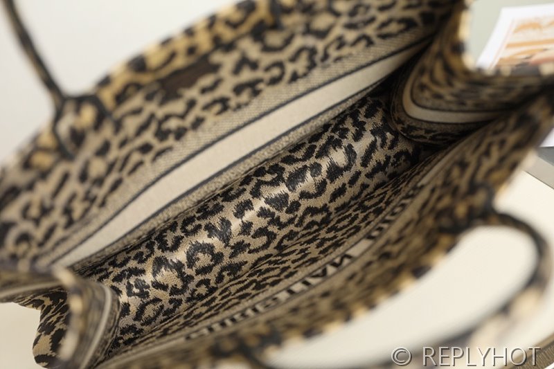 디올 북 토트 백 / 라지 / 레오파드 [매장가490만원대]