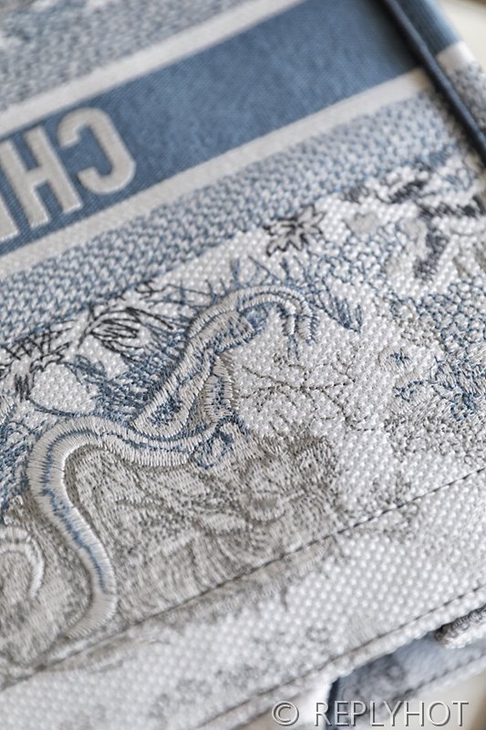 디올 북 토트 백 / 라지 / 그래디언트 타이거 [매장가490만원대]