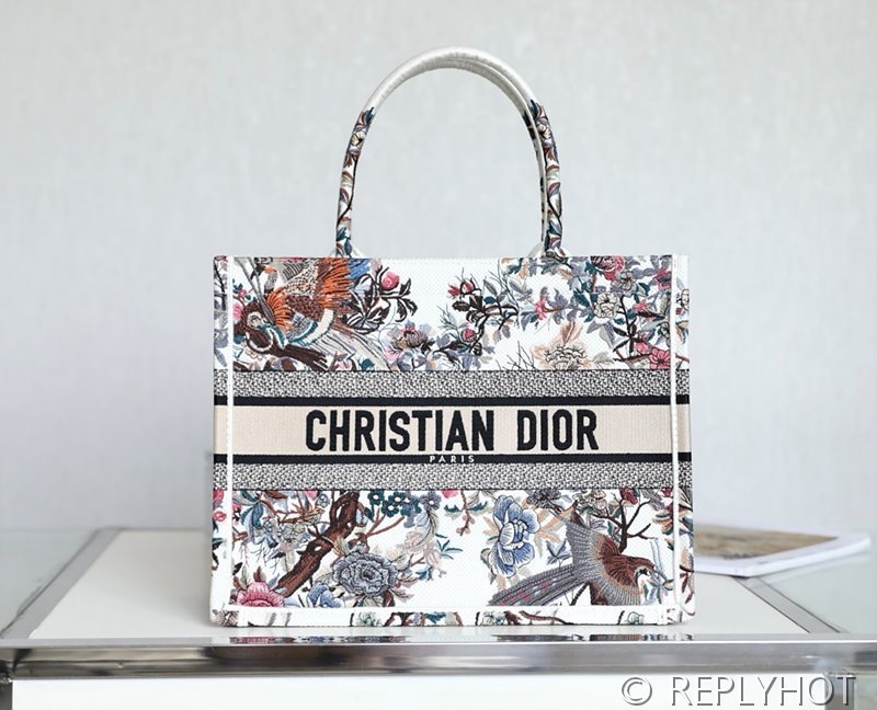 디올 북 토트 백 / 미디움 / 화이트 윈터 가든 [매장가475만원대]