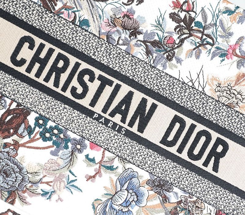 디올 북 토트 백 / 미디움 / 화이트 윈터 가든 [매장가475만원대]