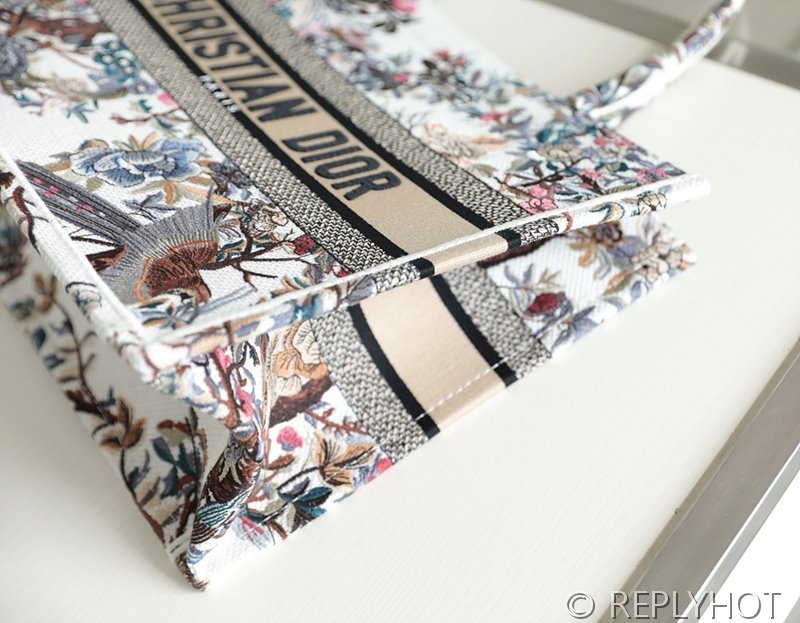 디올 북 토트 백 / 미디움 / 화이트 윈터 가든 [매장가475만원대]