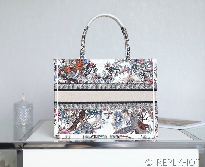 디올 북 토트 백 / 미디움 / 화이트 윈터 가든 [매장가475만원대]