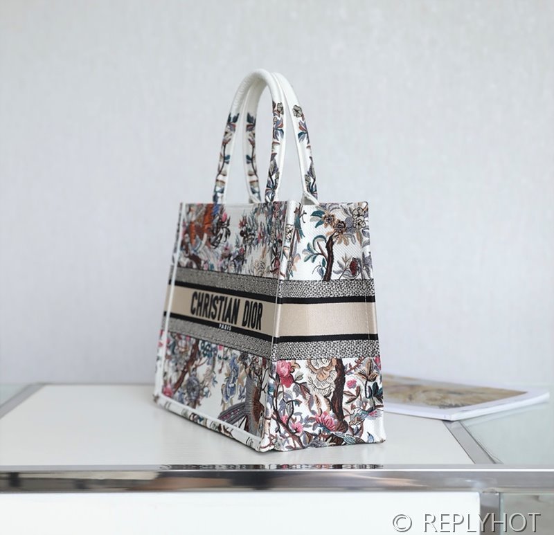 디올 북 토트 백 / 미디움 / 화이트 윈터 가든 [매장가475만원대]