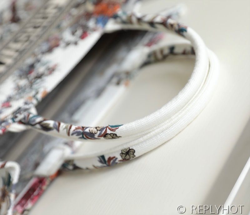 디올 북 토트 백 / 미디움 / 화이트 윈터 가든 [매장가475만원대]