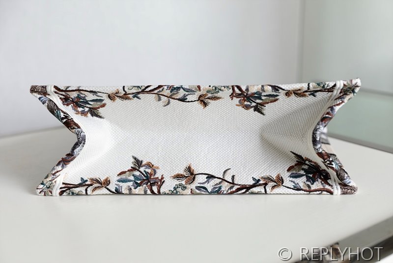 디올 북 토트 백 / 미디움 / 화이트 윈터 가든 [매장가475만원대]