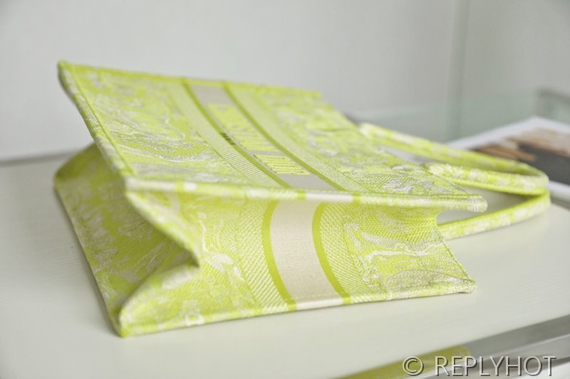 디올 북 토트 백 / 미디움 / 형광그린 [매장가475만원대]