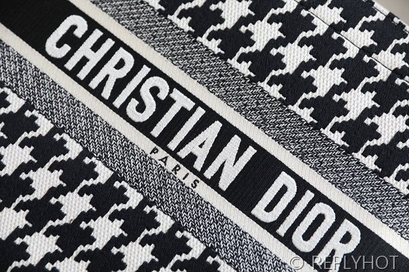 디올 북 토트 백 / 미디움 / 하운즈투스 [매장가475만원대]