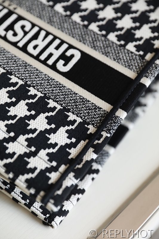 디올 북 토트 백 / 미디움 / 하운즈투스 [매장가475만원대]