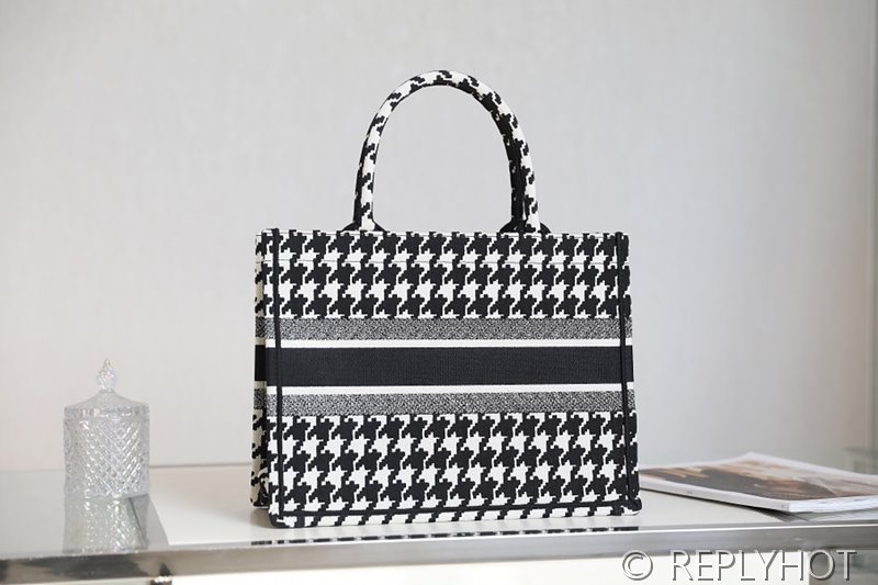 디올 북 토트 백 / 미디움 / 하운즈투스 [매장가475만원대]