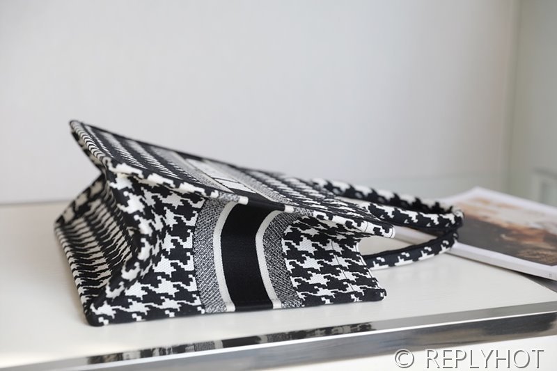 디올 북 토트 백 / 미디움 / 하운즈투스 [매장가475만원대]