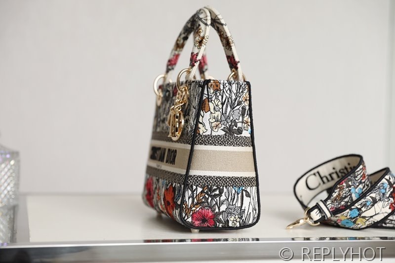 디올 Lady D-LITE 자수 미디엄백 플라워 [매장가 740만원대]