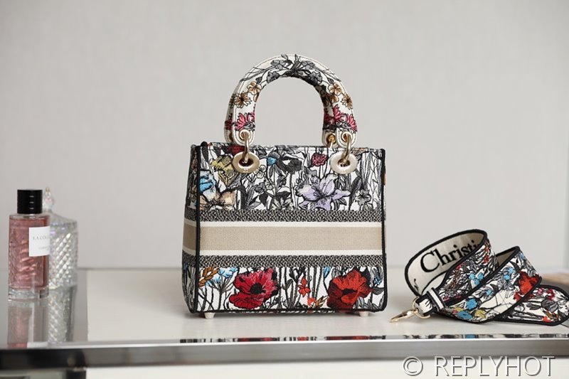 디올 Lady D-LITE 자수 미디엄백 플라워 [매장가 740만원대]