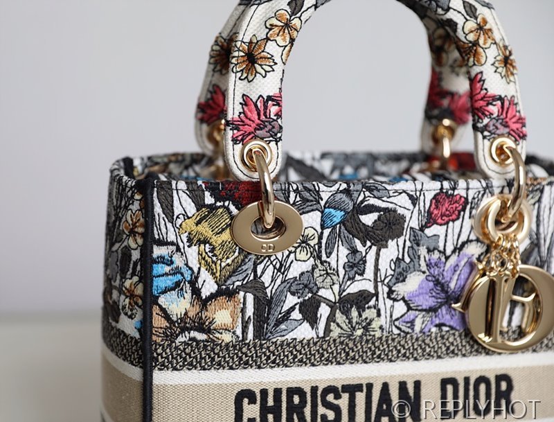 디올 Lady D-LITE 자수 미디엄백 플라워 [매장가 740만원대]