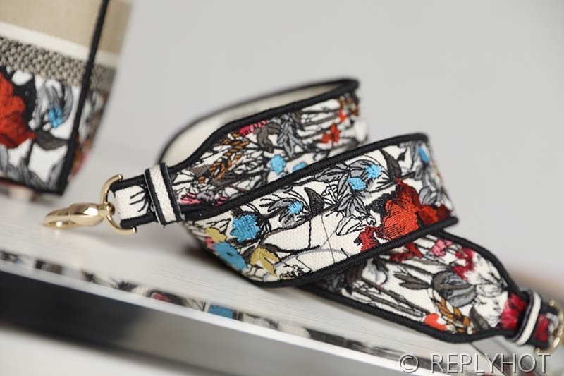 디올 Lady D-LITE 자수 미디엄백 플라워 [매장가 740만원대]