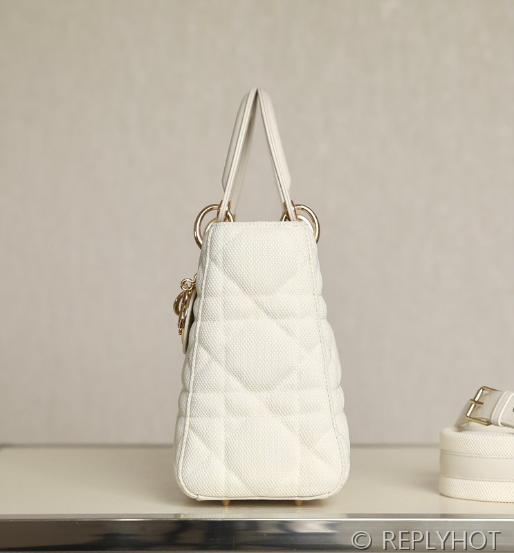 디올 Lady D-LITE 자수 미디엄백 패브릭 화이트 [매장가 740만원대]