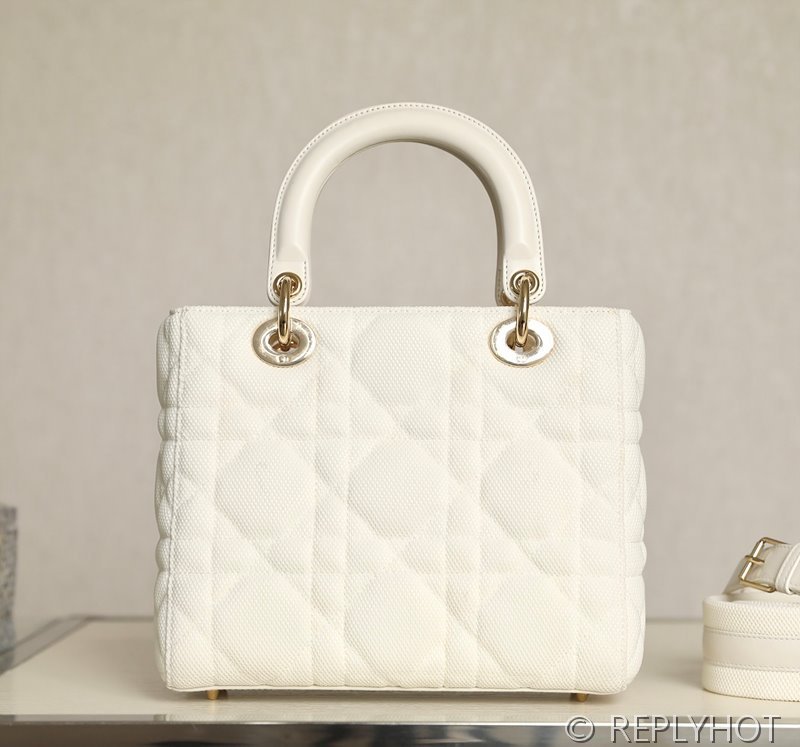 디올 Lady D-LITE 자수 미디엄백 패브릭 화이트 [매장가 740만원대]