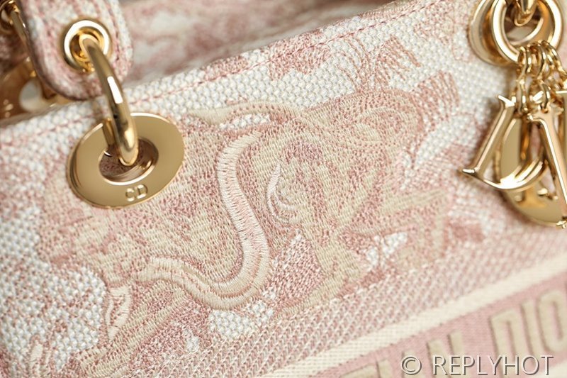 디올 Lady D-LITE 자수 미디엄백 타이거 핑크 [매장가 740만원대]