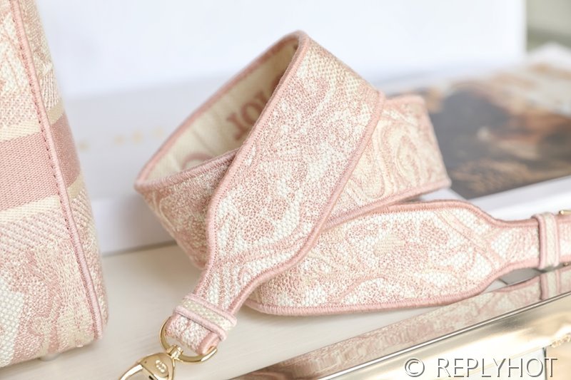 디올 Lady D-LITE 자수 미디엄백 타이거 핑크 [매장가 740만원대]