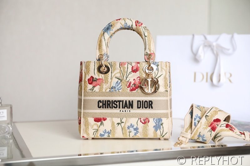 디올 Lady D-LITE 자수 미디엄백 캔버스 베이지 [매장가 740만원대]